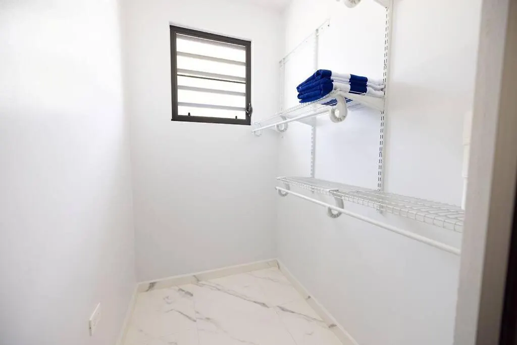 Ramey Cir D, Near Airport, Beaches W/King Bed. Aguadilla 0*,  Porto Rico