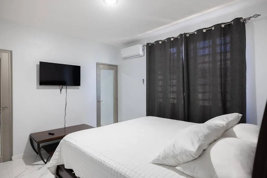 Ramey Cir D, Near Airport, Beaches W/King Bed. Aguadilla Apartamento